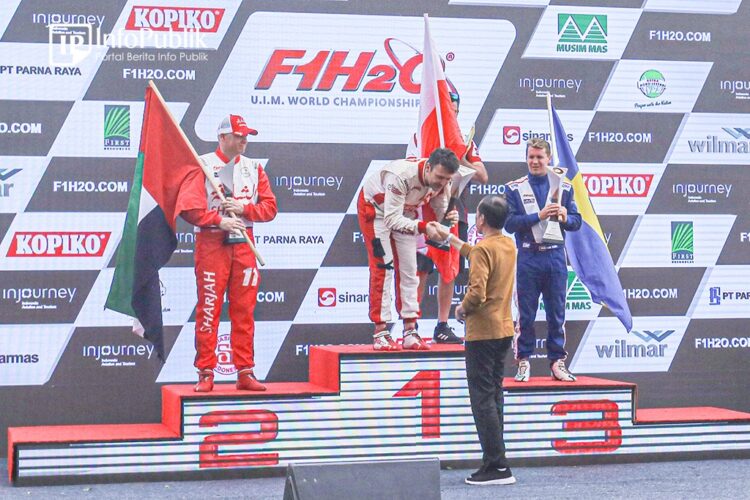 Presiden Joko Widodo menyerahkan piala kepada para pemenang F1 PowerBoat 2023 di perairan Danau Toba, Sumatera Utara, Minggu (26/2/2023).