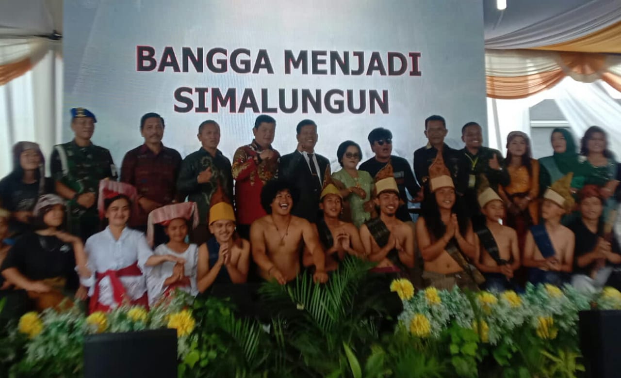 Dr H Novri Ompusunggu SH MH berdampingan dengan Bupati Simalungun, Radiapoh Hasiholan Sinaga foto bersama  dengan latar tulisan "Bangga Menjadi Simalungun".