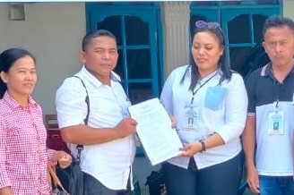 Rondi Lumban Tobing saat penyerahan berkas pendaftaran kepada ketua panitia pemilihan pangulu Nagori Maligas Tongah Lolex Irma Sihombing