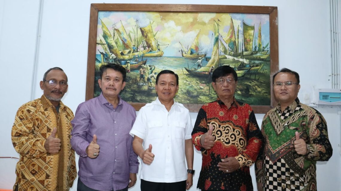 PANITIA dan PENGURUS : (dari kiri) St Pahala Simatupang (Sie Humas & Dokumentasi), Ir Poltak Simanjuntak (Sekretaris Panitia), Kombes Pol (P) Robin Simatupang, SH, M.Hum, Kamaruddin Simatupang (Ketua DPD PAPOSMA KOTA MEDAN), St Galbred Simatupang (Sekretaris DPD PAPOSMA KOTA MEDAN).