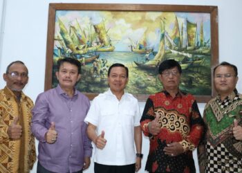PANITIA dan PENGURUS : (dari kiri) St Pahala Simatupang (Sie Humas & Dokumentasi), Ir Poltak Simanjuntak (Sekretaris Panitia), Kombes Pol (P) Robin Simatupang, SH, M.Hum, Kamaruddin Simatupang (Ketua DPD PAPOSMA KOTA MEDAN), St Galbred Simatupang (Sekretaris DPD PAPOSMA KOTA MEDAN).