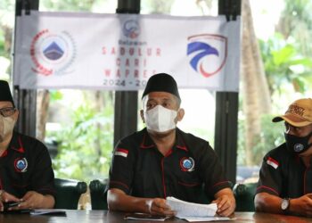 Ketua Umum DPP Dulur Ganjar Pranowo (DGP), Raden Zieo Suroto (tengah)