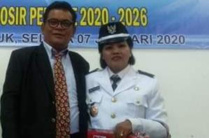 KEPALA DESA Siboro, Sarmi E Rajagukguk (kanan)