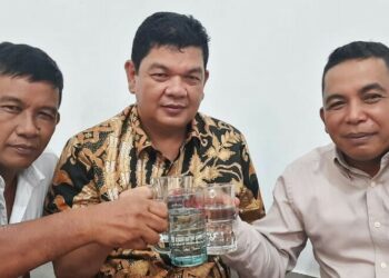 RONDI LUMBAN TOBING bersama Ketua Umum Partina Indonesia, Dr. H. Novri Ompusunggu dan Penasehat Partina Tahan M. Siahaan.