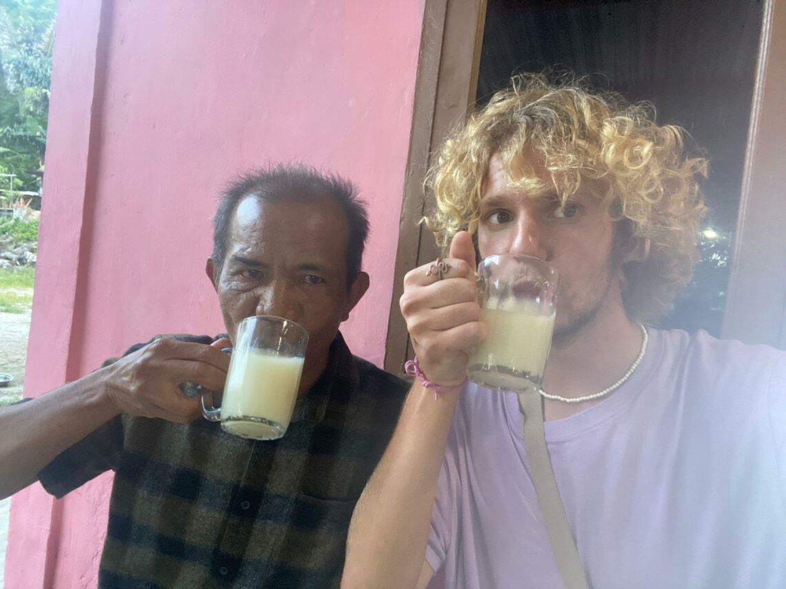 Soeren (20) wisatawan mancanegara asal  negara Jerman menikmati Tuak