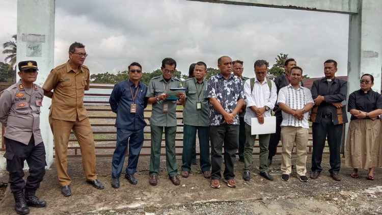 Suasana pelaksanaan "Konstatering/pencocokan/pengukuran dalam Perkara Perdata Nomor: 6/Eks/2023/26/Pdt.G/2021/Pn.Pms di Jalan Deyah, Kelurahan Bukit Sofa, Kecamatan Siantar Sitalasari, Kota Pematangsiantar, Selasa (02/12/2025).