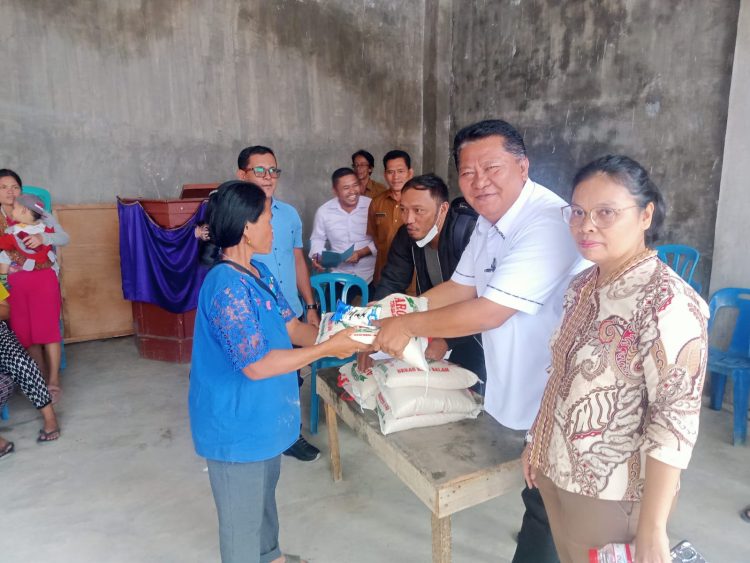 Ferry Leonard Silitonga, menyalurkan bantuan berupa beras Sipir ni Tondi dan garam kepada 210 kepala keluarga yang terdampak banjir besar.